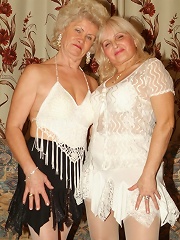 Mature babes Steph And Julianna resort to sharing a dildo and eating out seasoned cunts